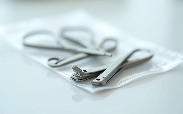 Peralatan steril untuk manicure dan pedicure dalam bungkusan tertutup